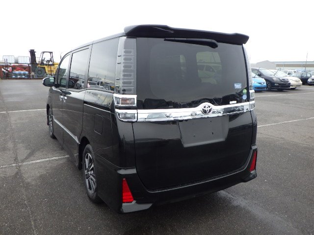 TOYOTA VOXY - photo 2 of 9
