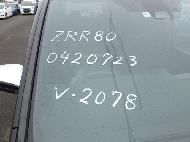 TOYOTA VOXY - photo 3 of 9