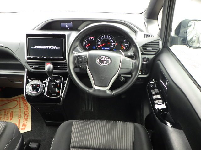 TOYOTA VOXY - photo 5 of 9