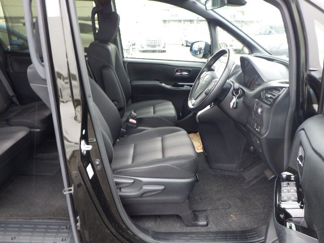 TOYOTA VOXY - photo 6 of 9