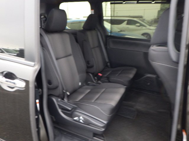 TOYOTA VOXY - photo 7 of 9