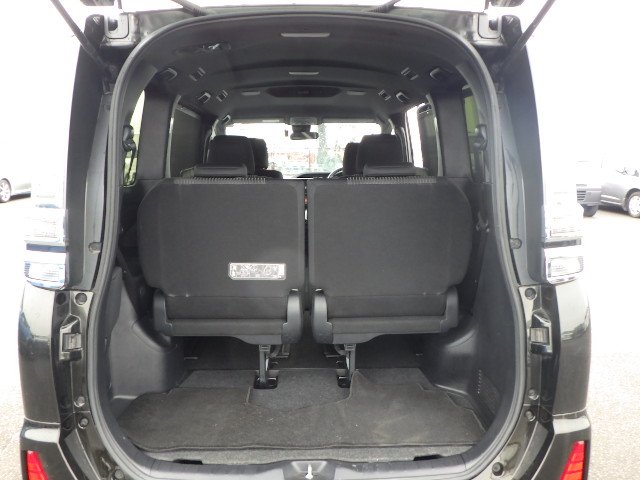 TOYOTA VOXY - photo 8 of 9