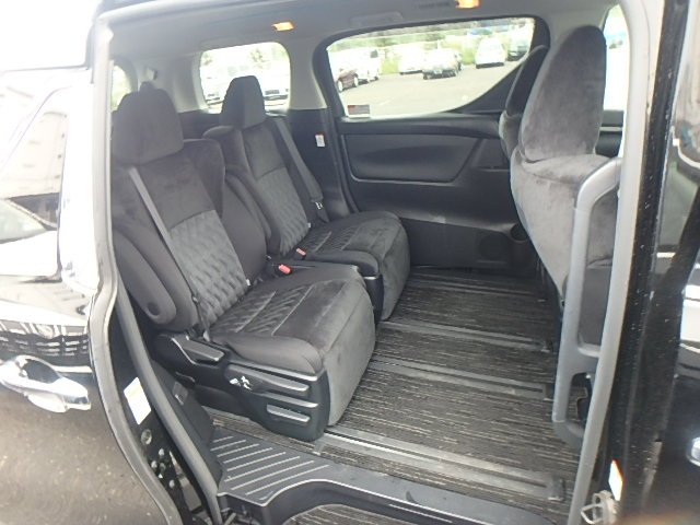 TOYOTA ALPHARD - photo 11 of 16