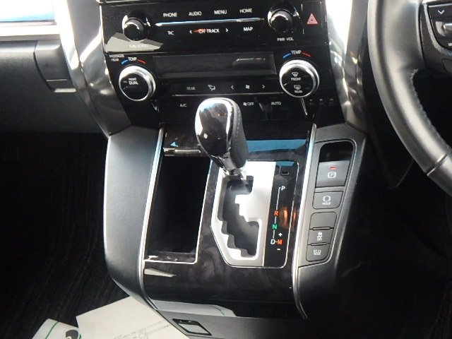 TOYOTA ALPHARD - photo 14 of 16