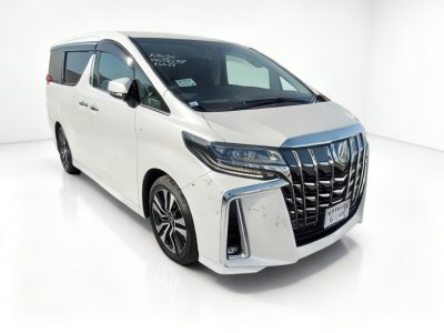 TOYOTA ALPHARD in White pearl crystal shine