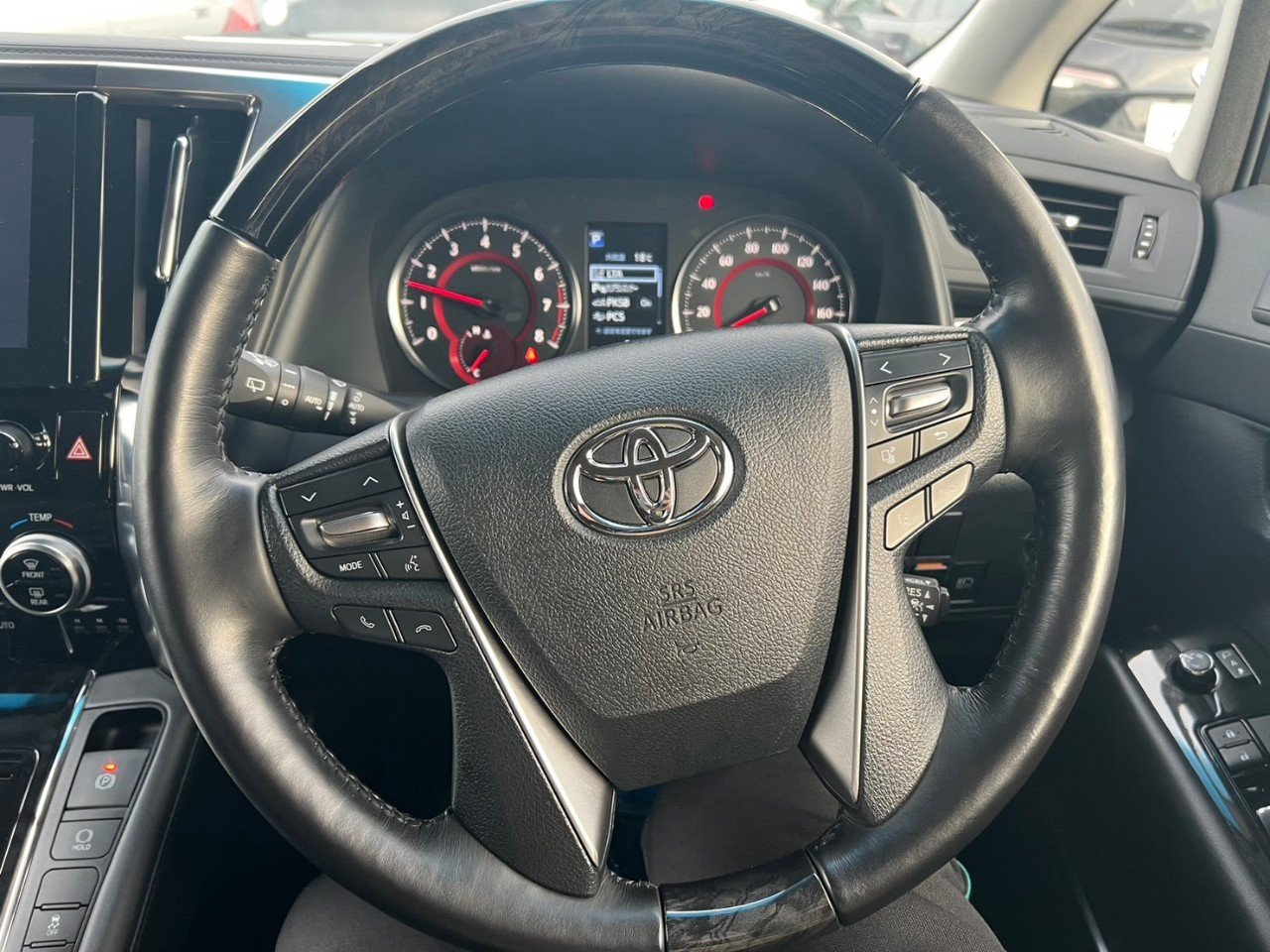 TOYOTA ALPHARD - photo 8 of 17